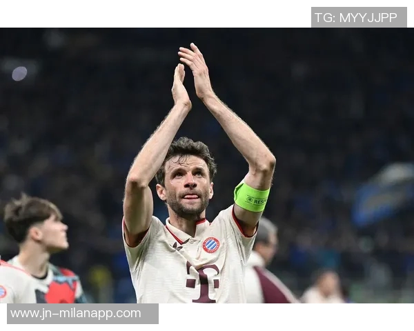 穆勒回归拜仁主场观看比赛坐赫内斯专属座位引发球迷热议 穆勒回归拜仁主场观看比赛坐赫内斯专属座位引发球迷热议