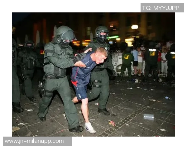 巴黎极端球迷放烟火送别荣誉满载的2025年数十人被警方逮捕