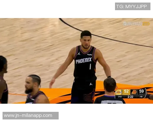 布克回应三分犯规争议称需查规则手册并提及狄龙被詹姆斯撞倒事件