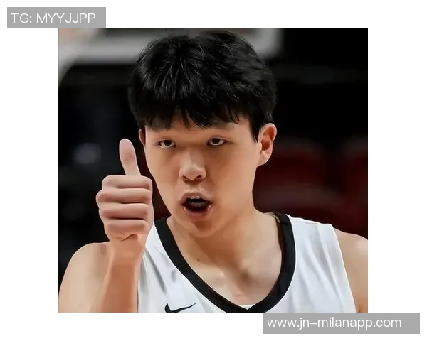 杨瀚森幽默谈与老师亲密互动期待未来更精彩表现