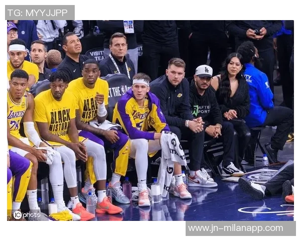 东契奇上半场狂砍32分詹姆斯无奈在替补席打哈欠观战